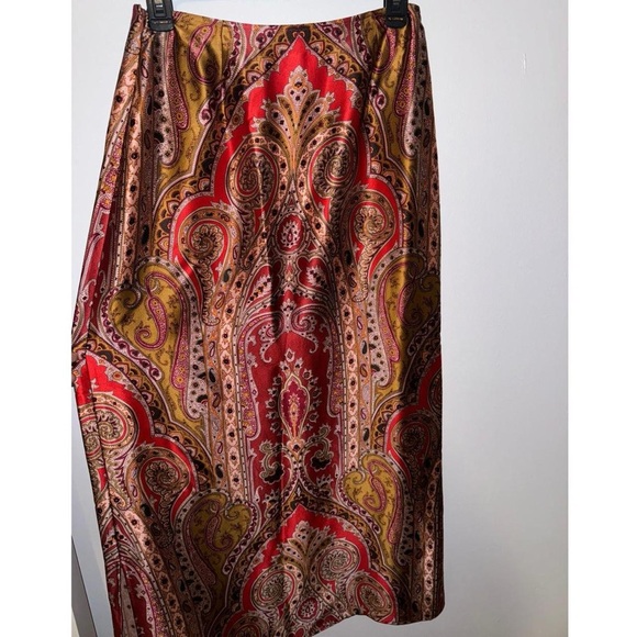 Elegant Paisley Red Skirt - Picture 6 of 6